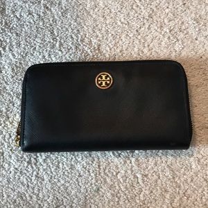 Tory Burch wallet in used condition!